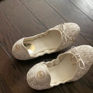 Like new white flats